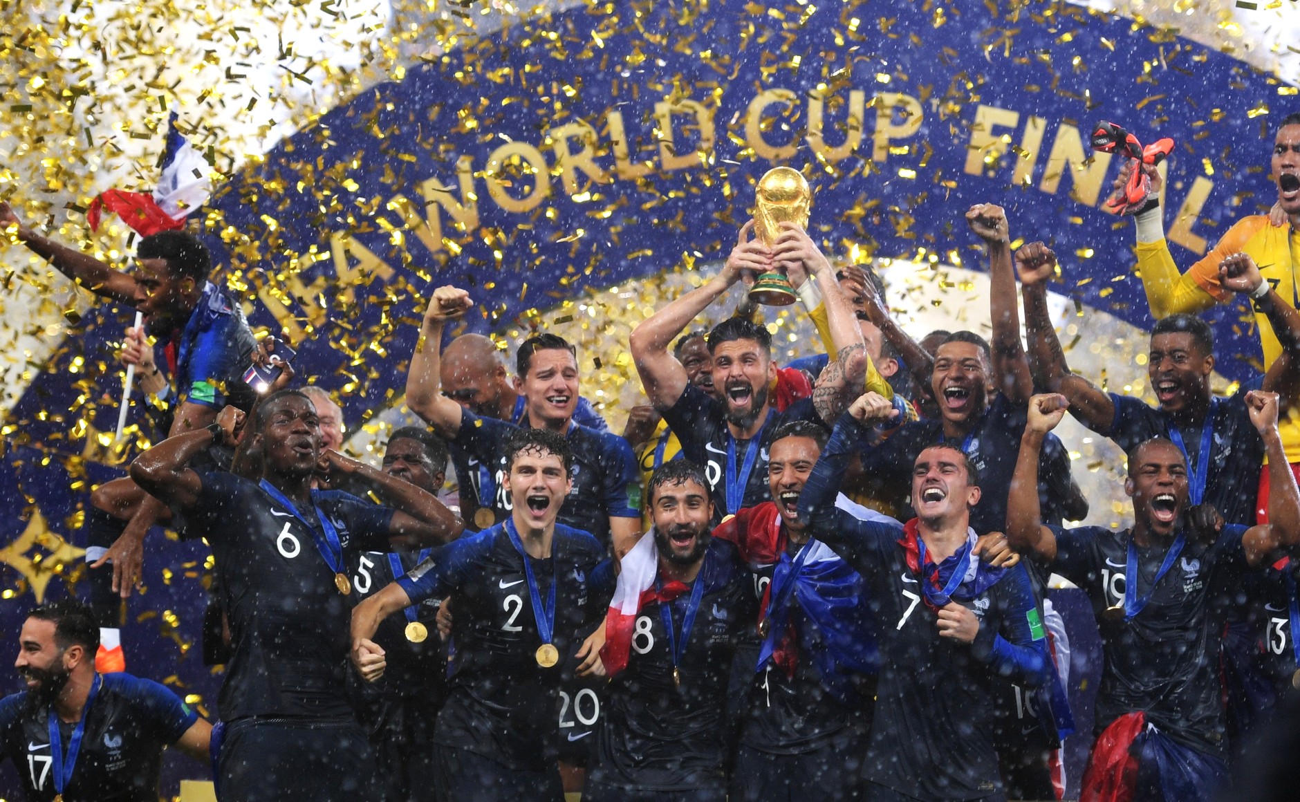 Le passage des Bleus sur les Champs pour célébrer la victoire