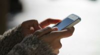 Quelqu'un consulte un medium sur son smartphone