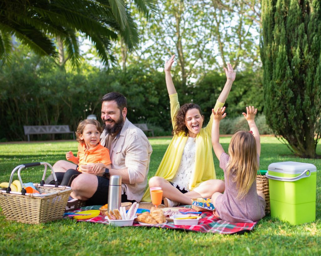 Famille qui partage un pique-nique